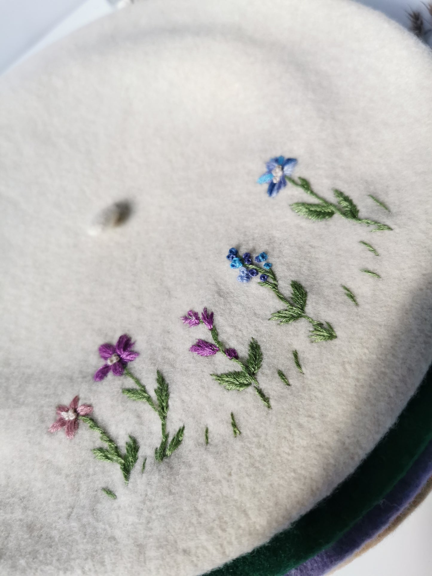 Beretă crem brodată manual cu flori