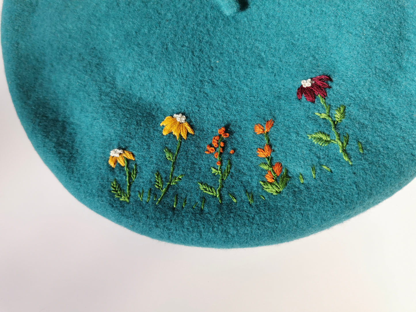 Beretă turcoaz deschis brodată manual cu flori de toamnă