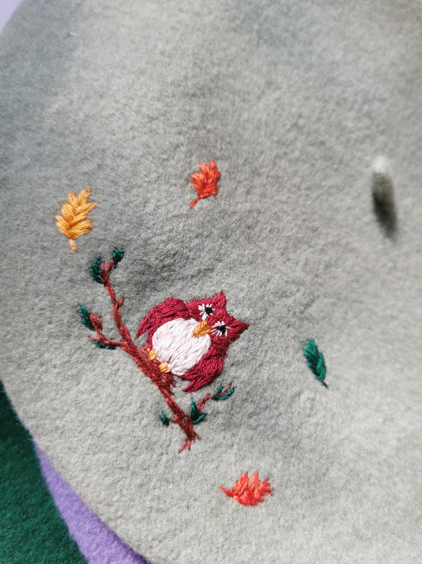 Beretă verde deschis cu bufniţă şi frunze