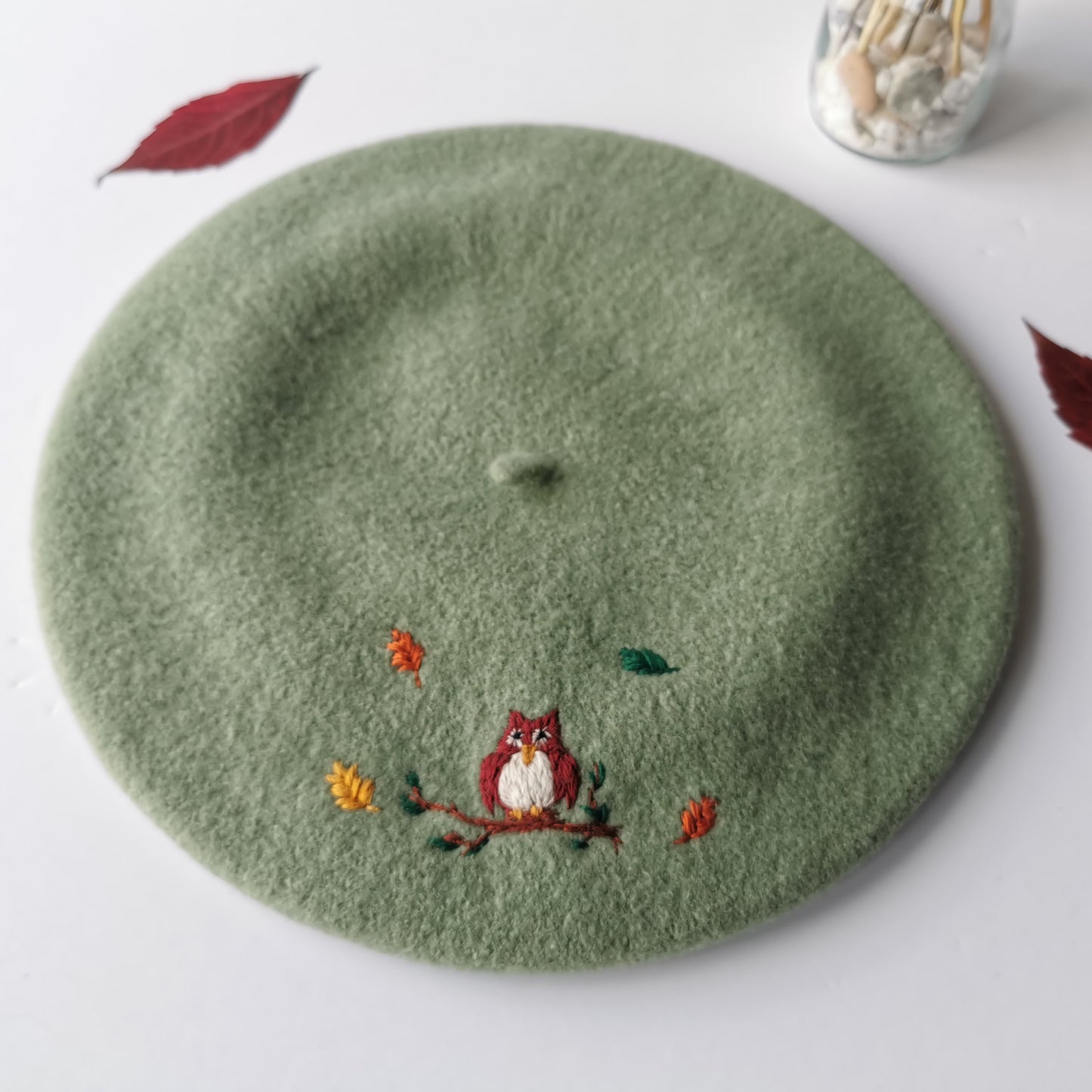 Beretă verde deschis cu bufniţă şi frunze