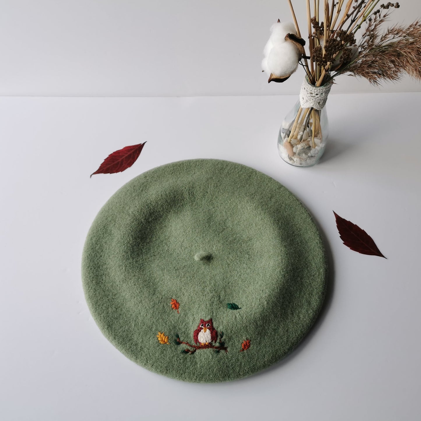 Beretă verde deschis cu bufniţă şi frunze