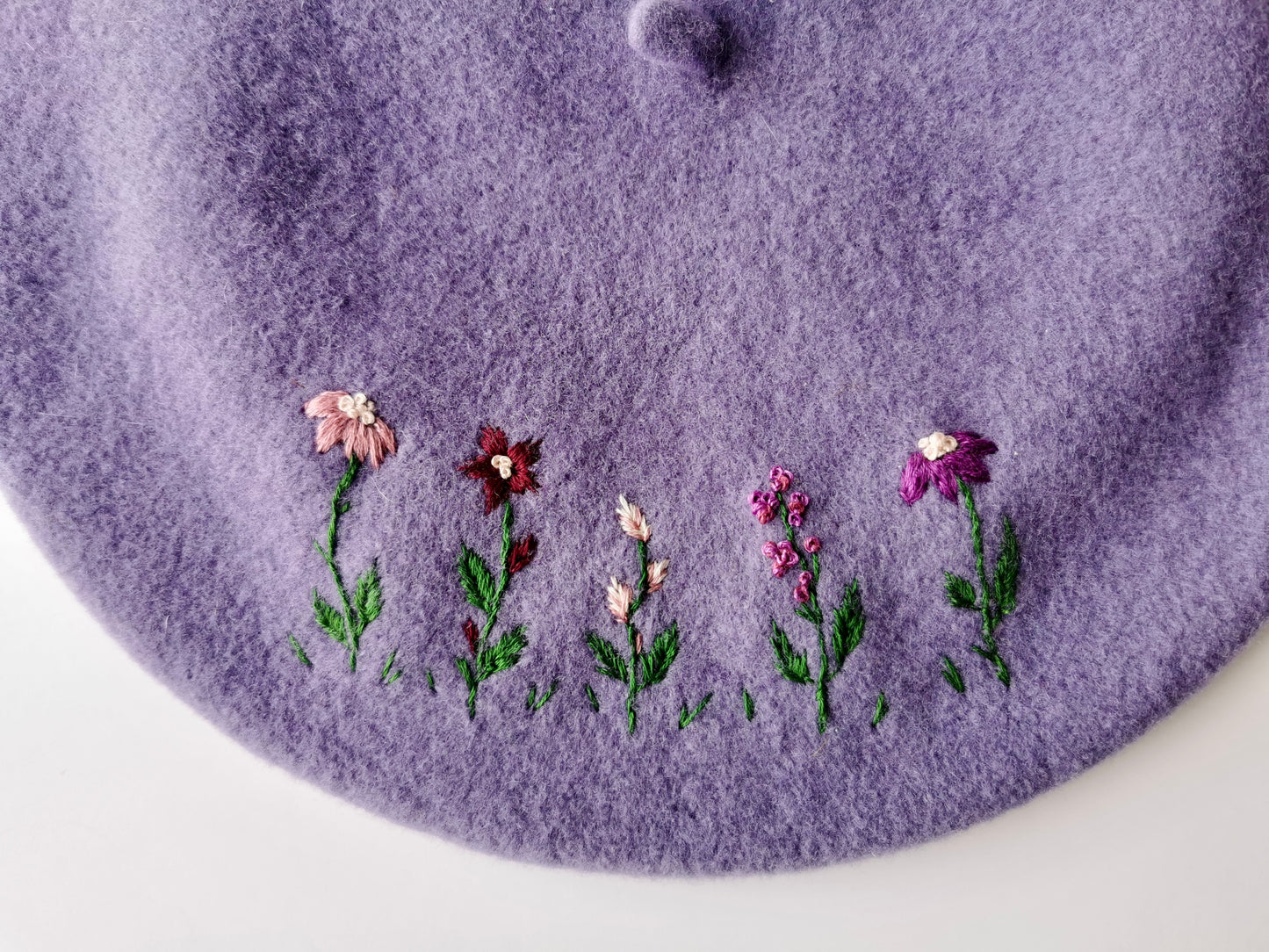 Beretă mov deschis brodată cu flori