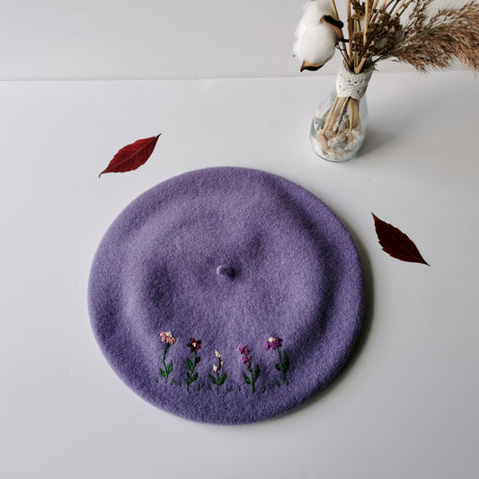 Beretă mov deschis brodată cu flori