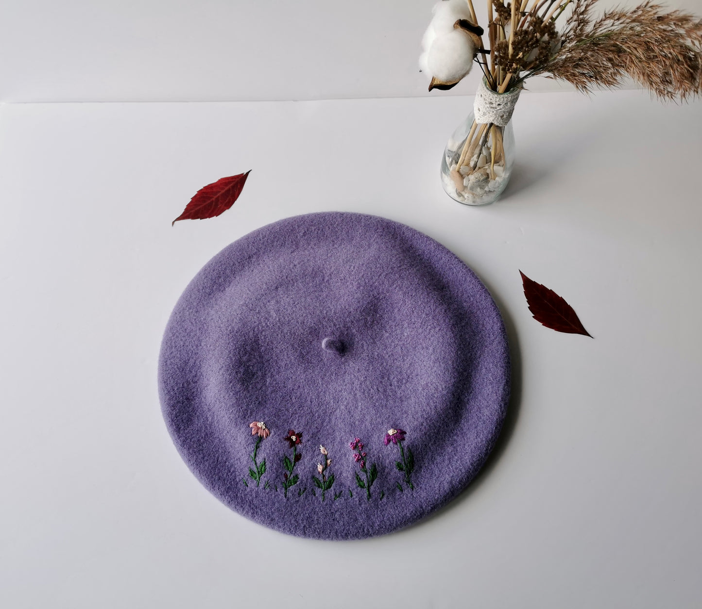 Beretă mov deschis brodată cu flori