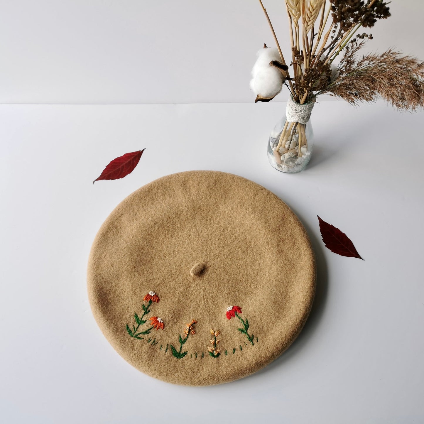 Beretă camel brodată cu flori