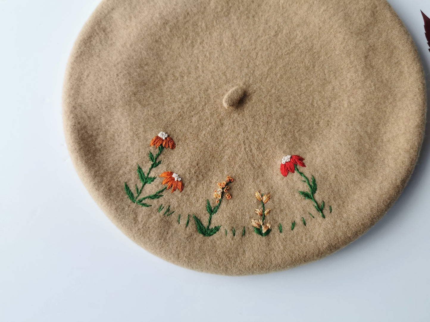 Beretă camel brodată cu flori