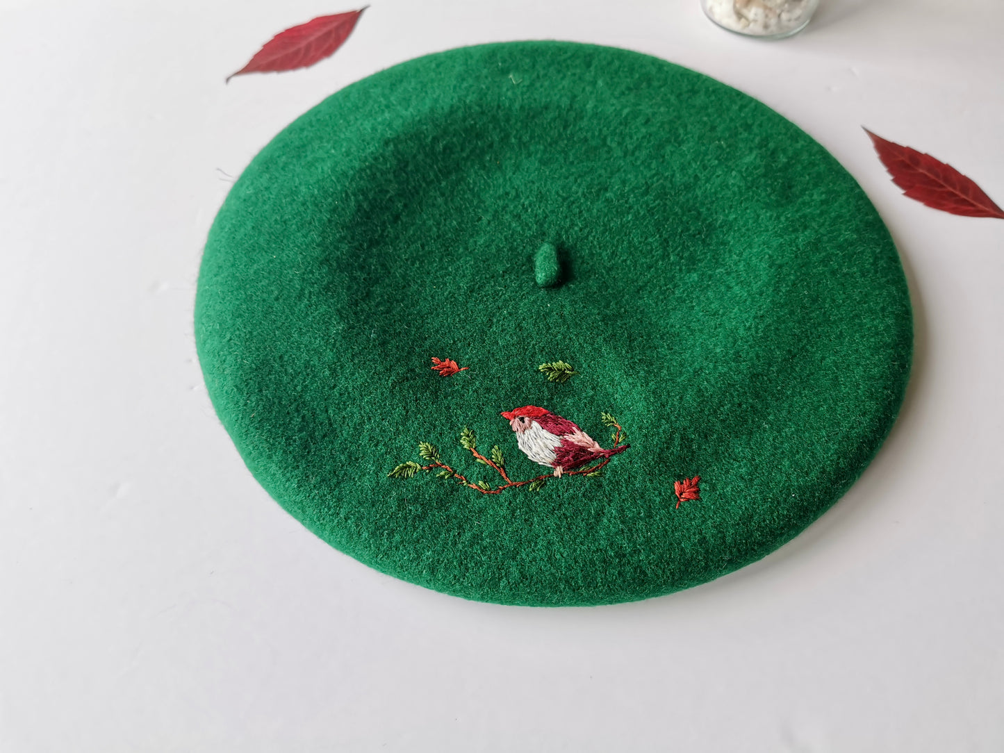 Beretă verde brodată cu pasăre