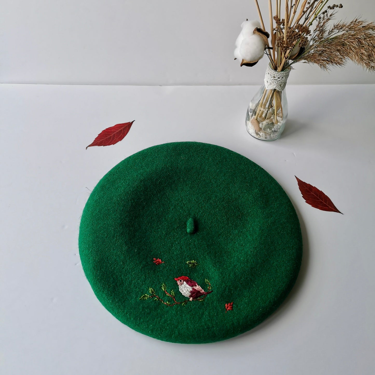 Beretă verde brodată cu pasăre