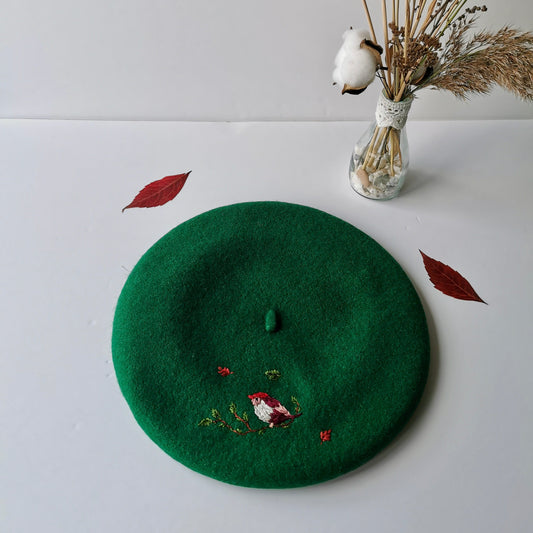 Beretă verde brodată cu pasăre