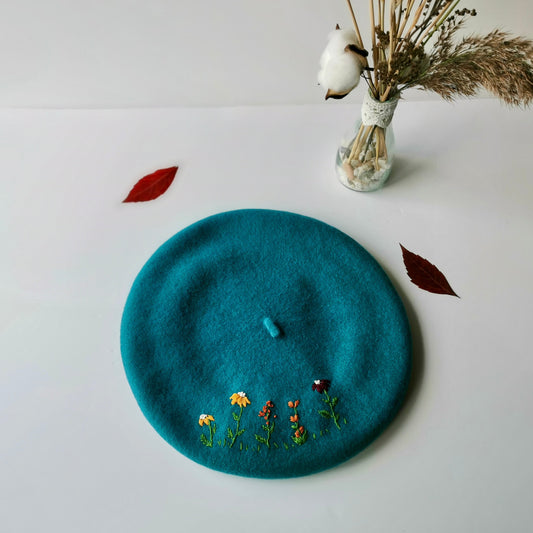 Beretă turcoaz deschis brodată manual cu flori de toamnă