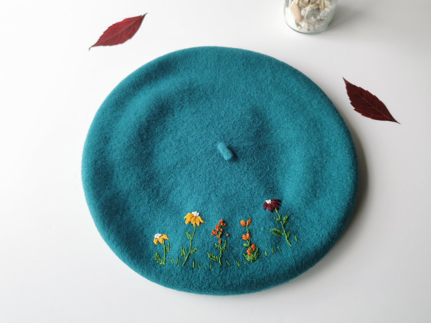 Beretă turcoaz deschis brodată manual cu flori de toamnă