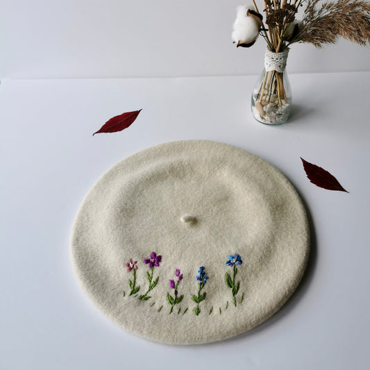 Beretă crem brodată manual cu flori