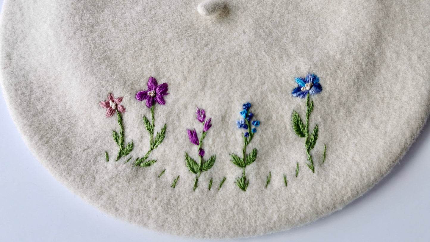 Beretă crem brodată manual cu flori