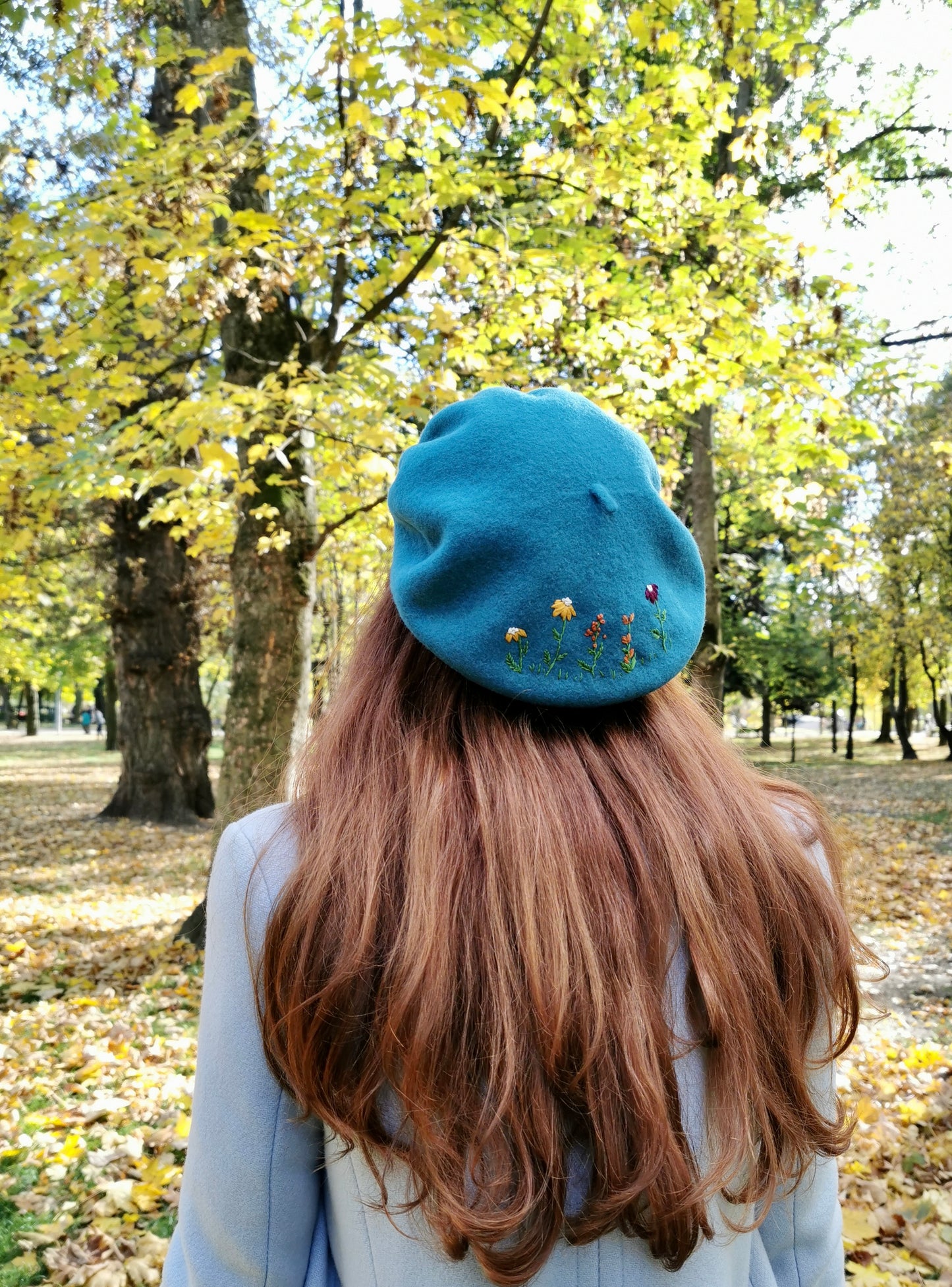 Beretă turcoaz deschis brodată manual cu flori de toamnă