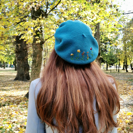 Beretă turcoaz deschis brodată manual cu flori de toamnă