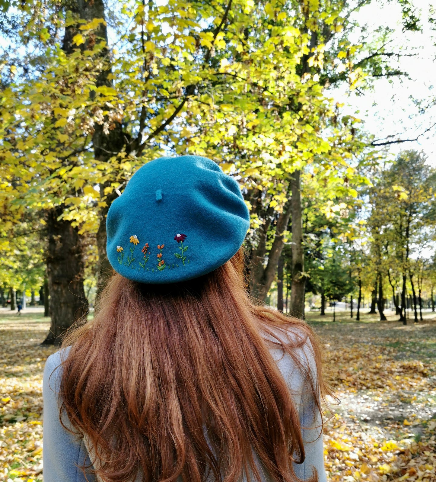 Beretă turcoaz deschis brodată manual cu flori de toamnă