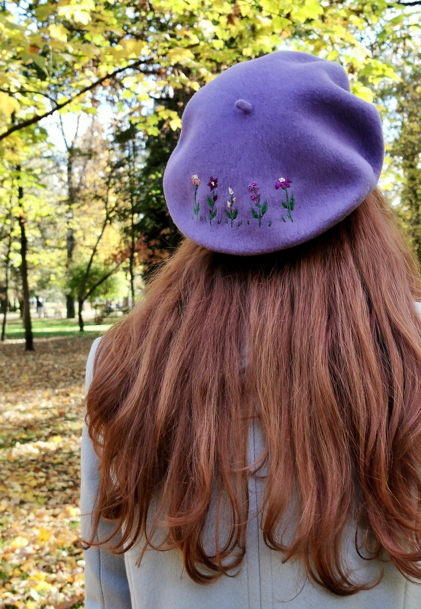 Beretă mov deschis brodată cu flori