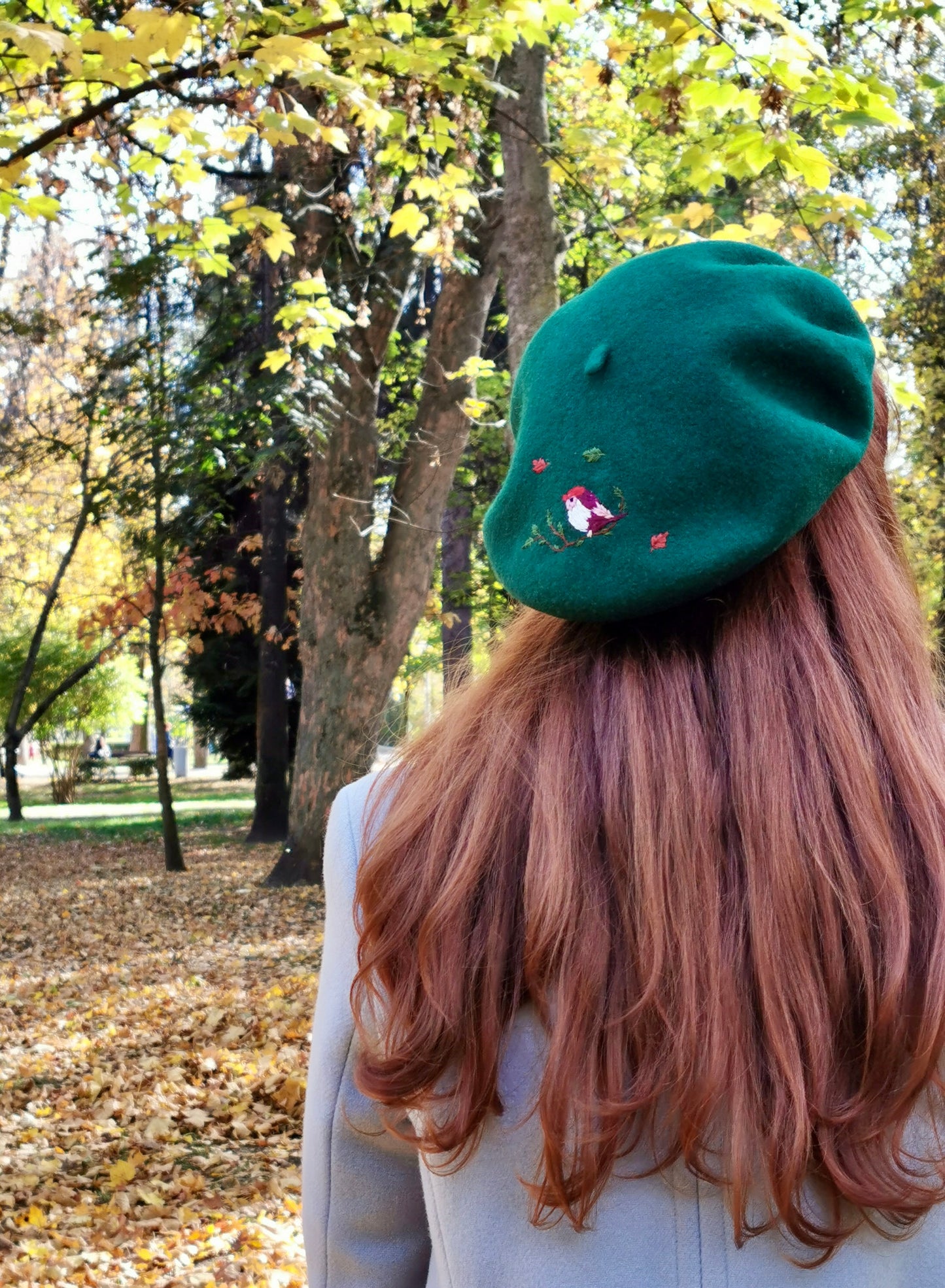 Beretă verde brodată cu pasăre