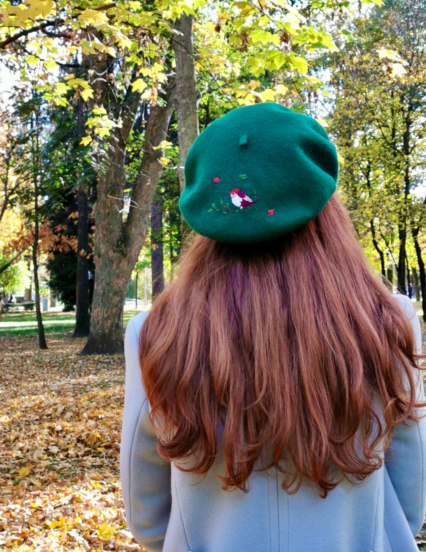 Beretă verde brodată cu pasăre