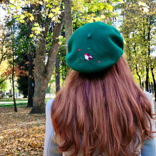 Beretă verde brodată cu pasăre