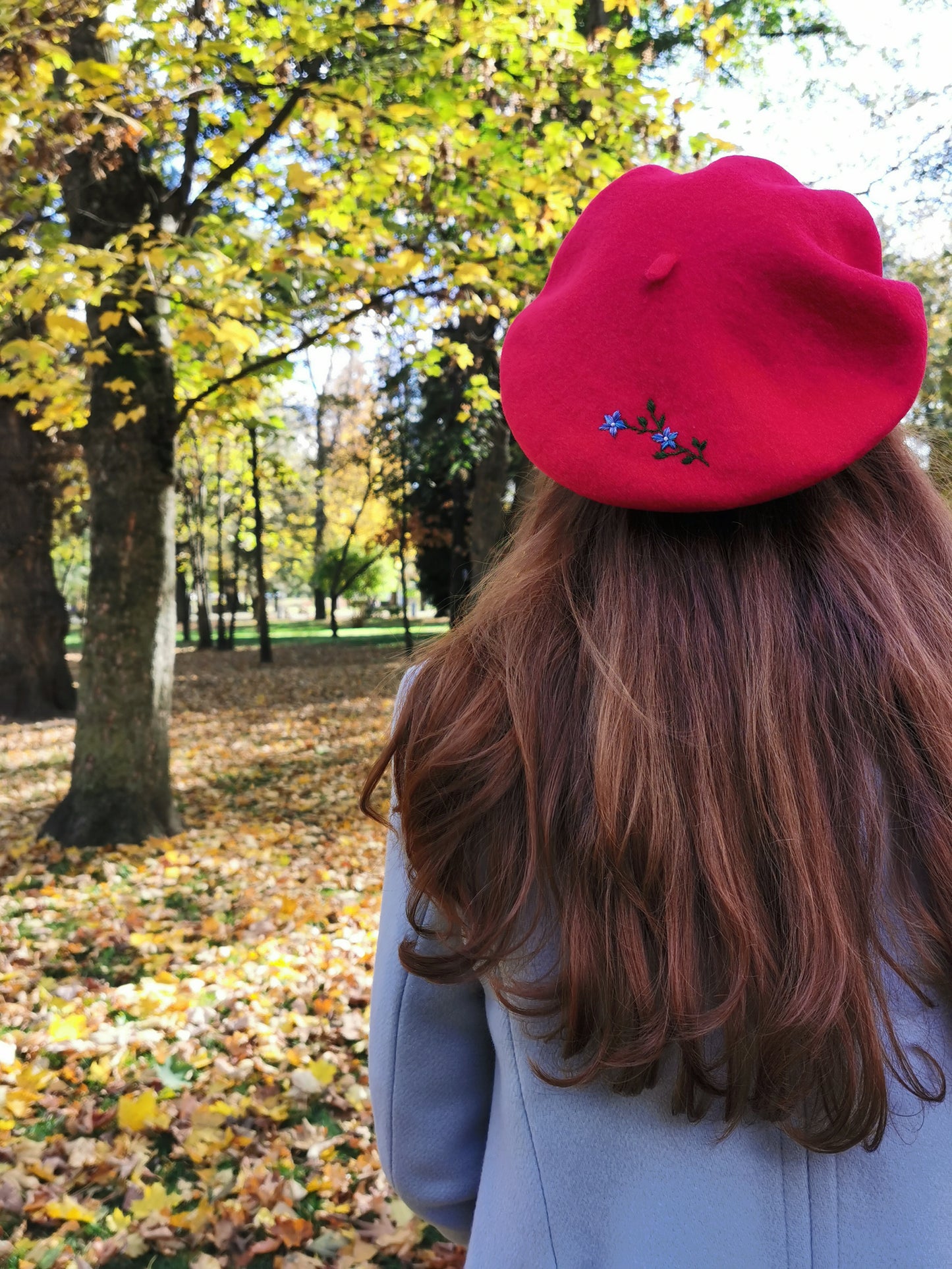 Beretă de lână roşie cu ramură de flori