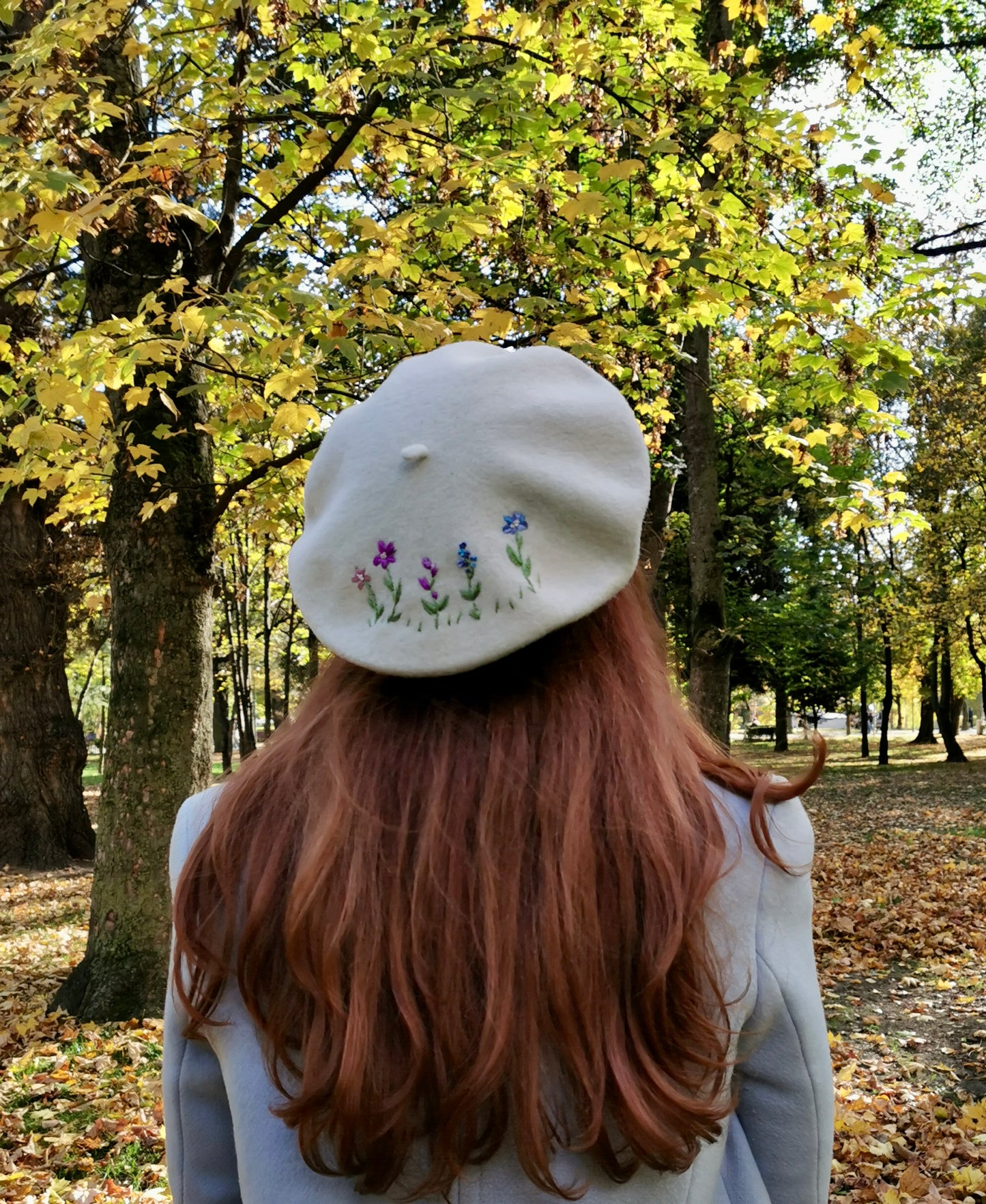 Beretă crem brodată manual cu flori