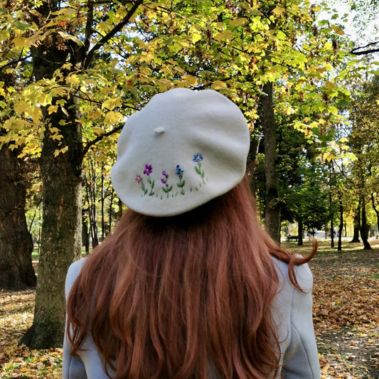 Beretă crem brodată manual cu flori