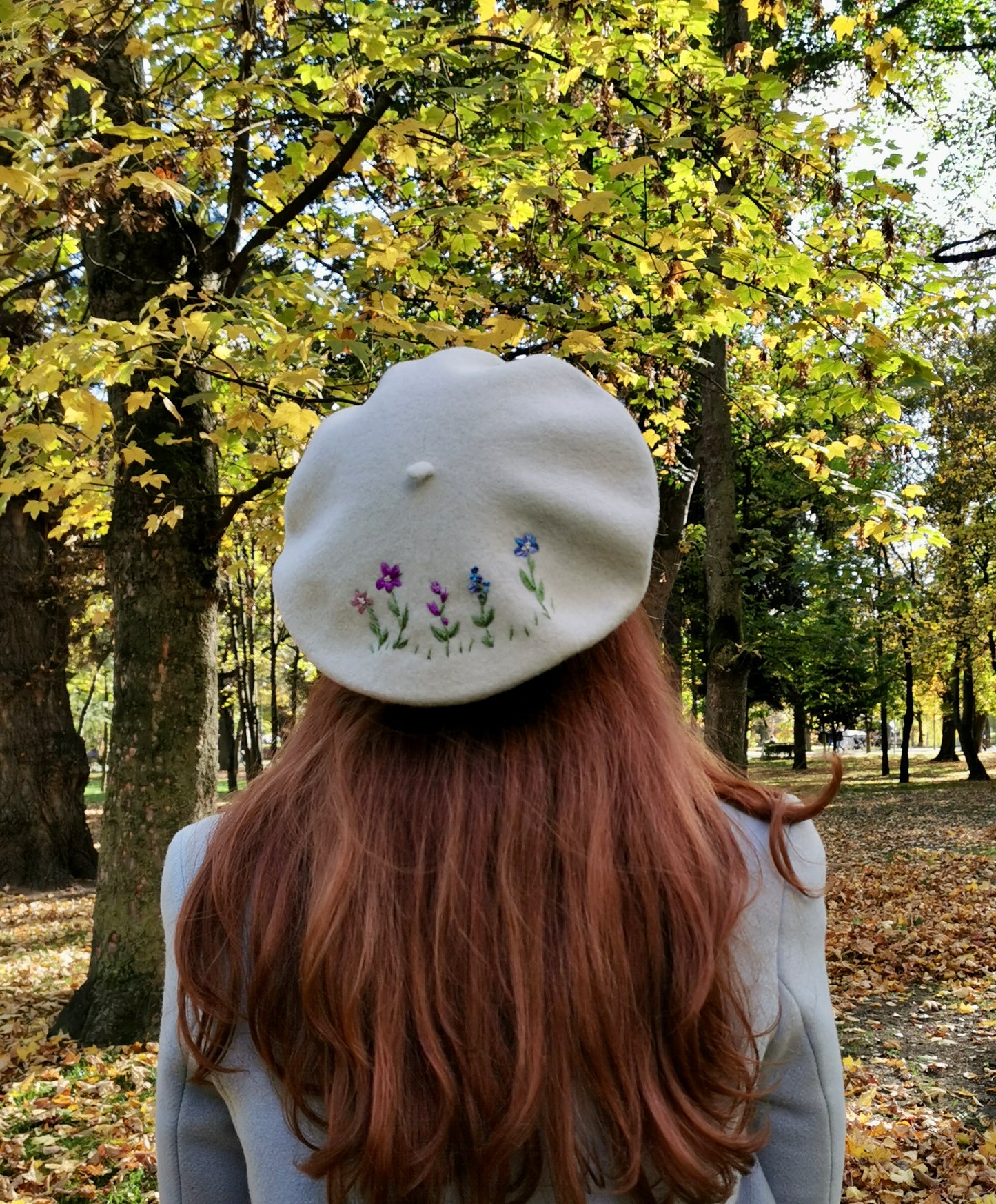 Beretă crem brodată manual cu flori