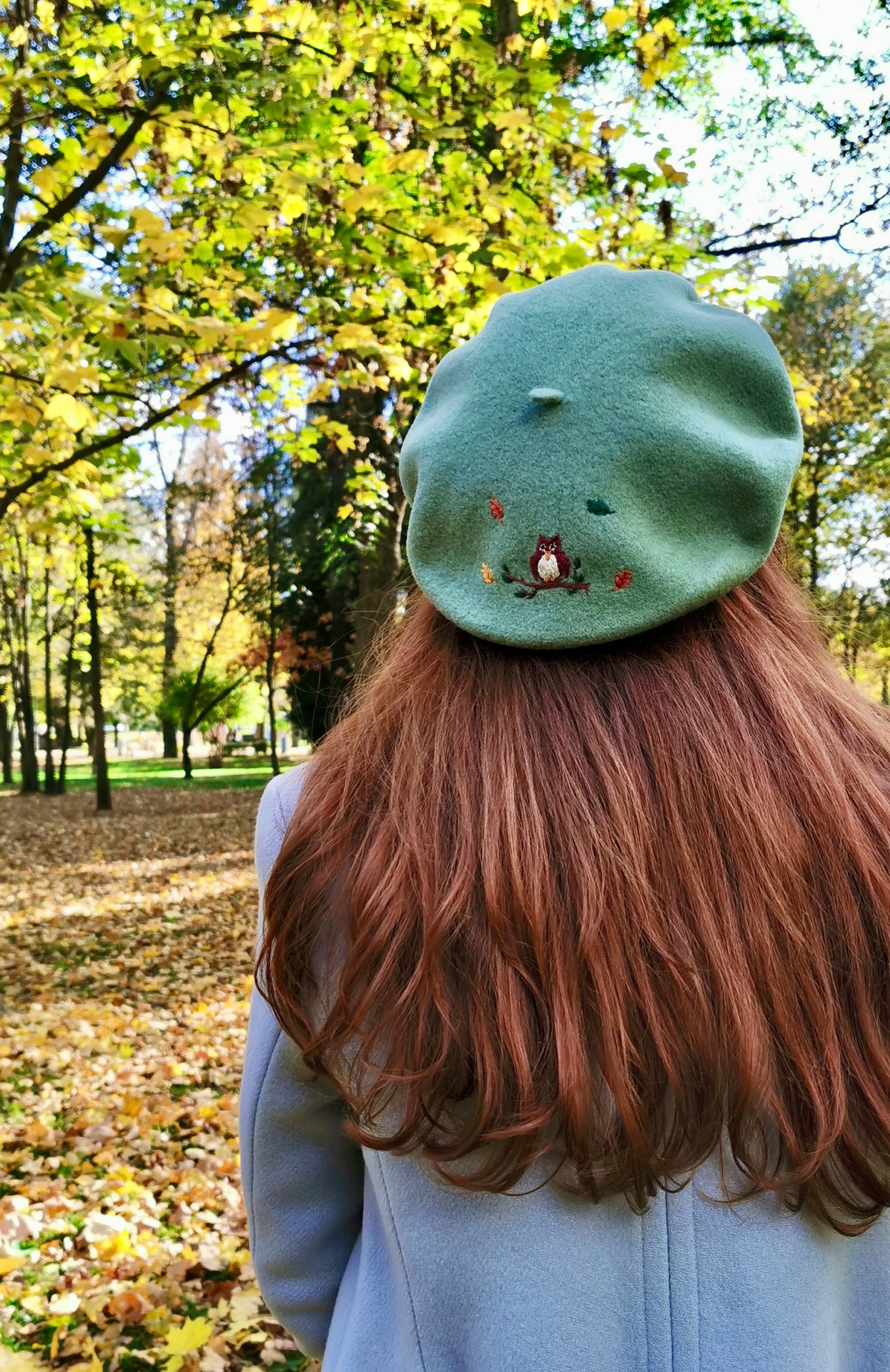 Beretă verde deschis cu bufniţă şi frunze