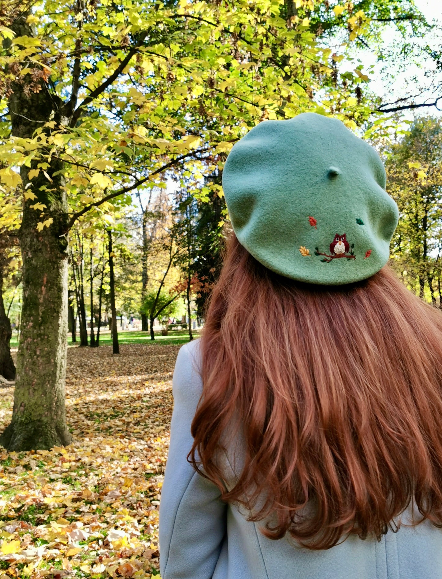 Beretă verde deschis cu bufniţă şi frunze