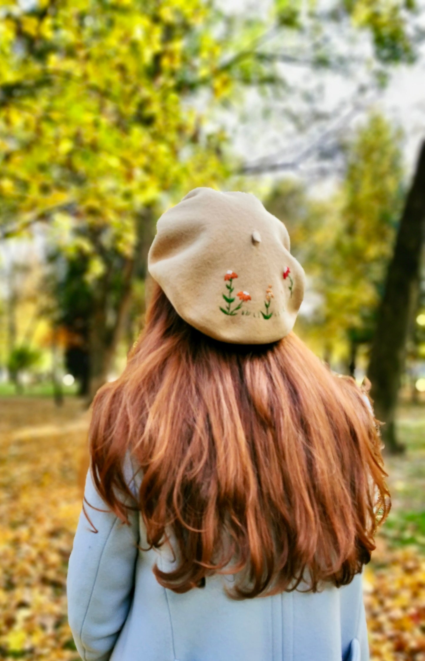 Beretă camel brodată cu flori