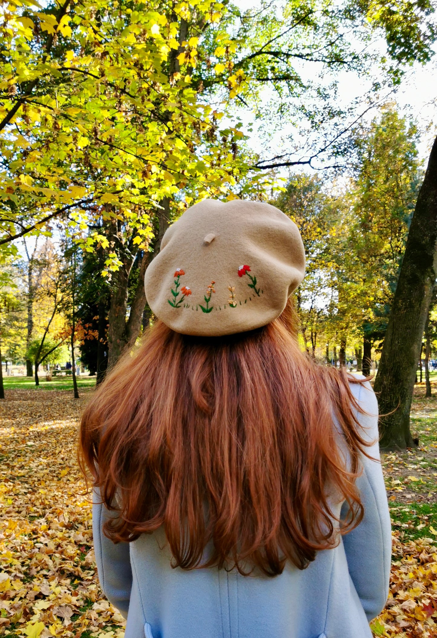 Beretă camel brodată cu flori