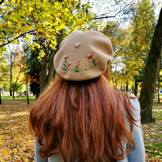 Beretă camel brodată cu flori