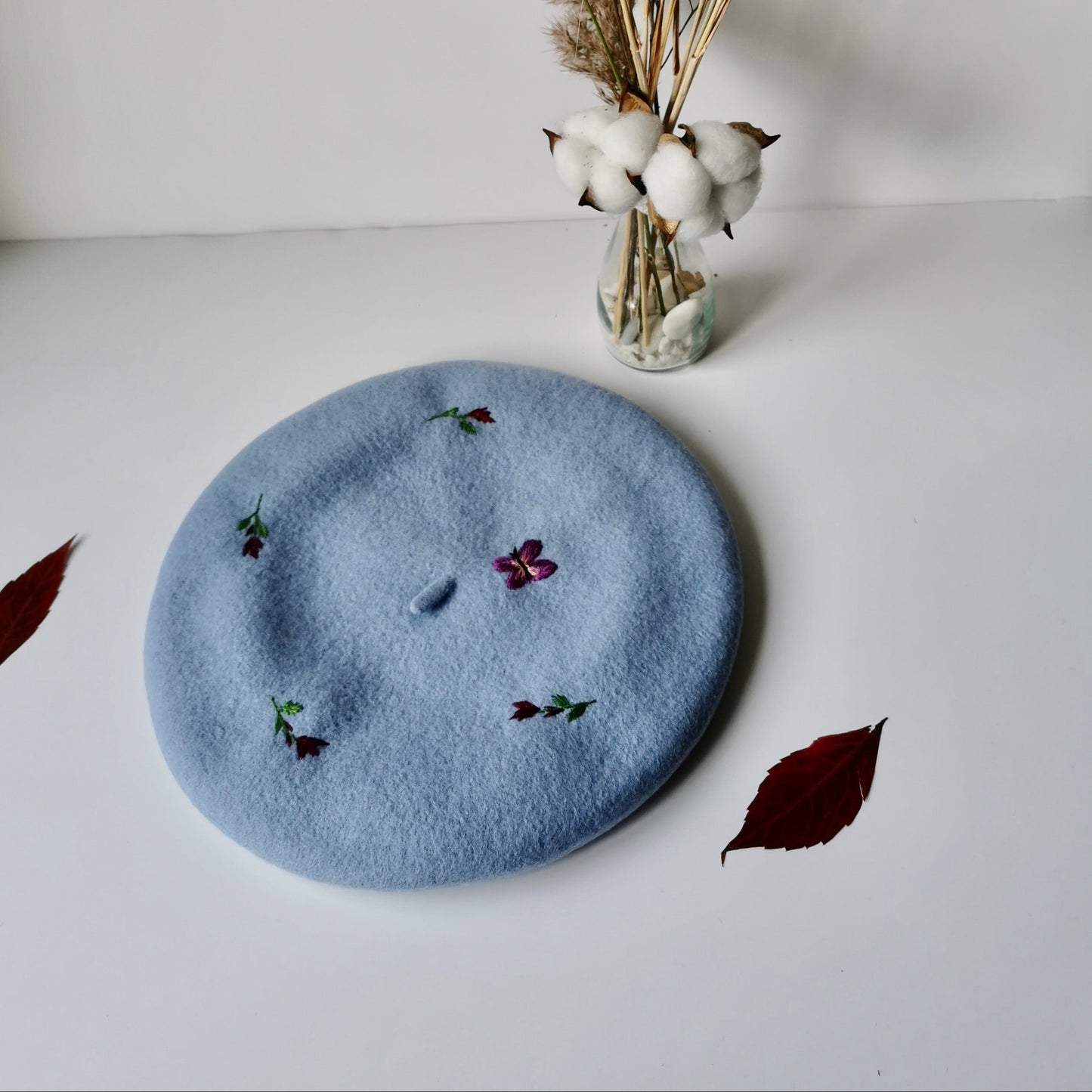 Beretă baby blue brodată cu fluture şi flori