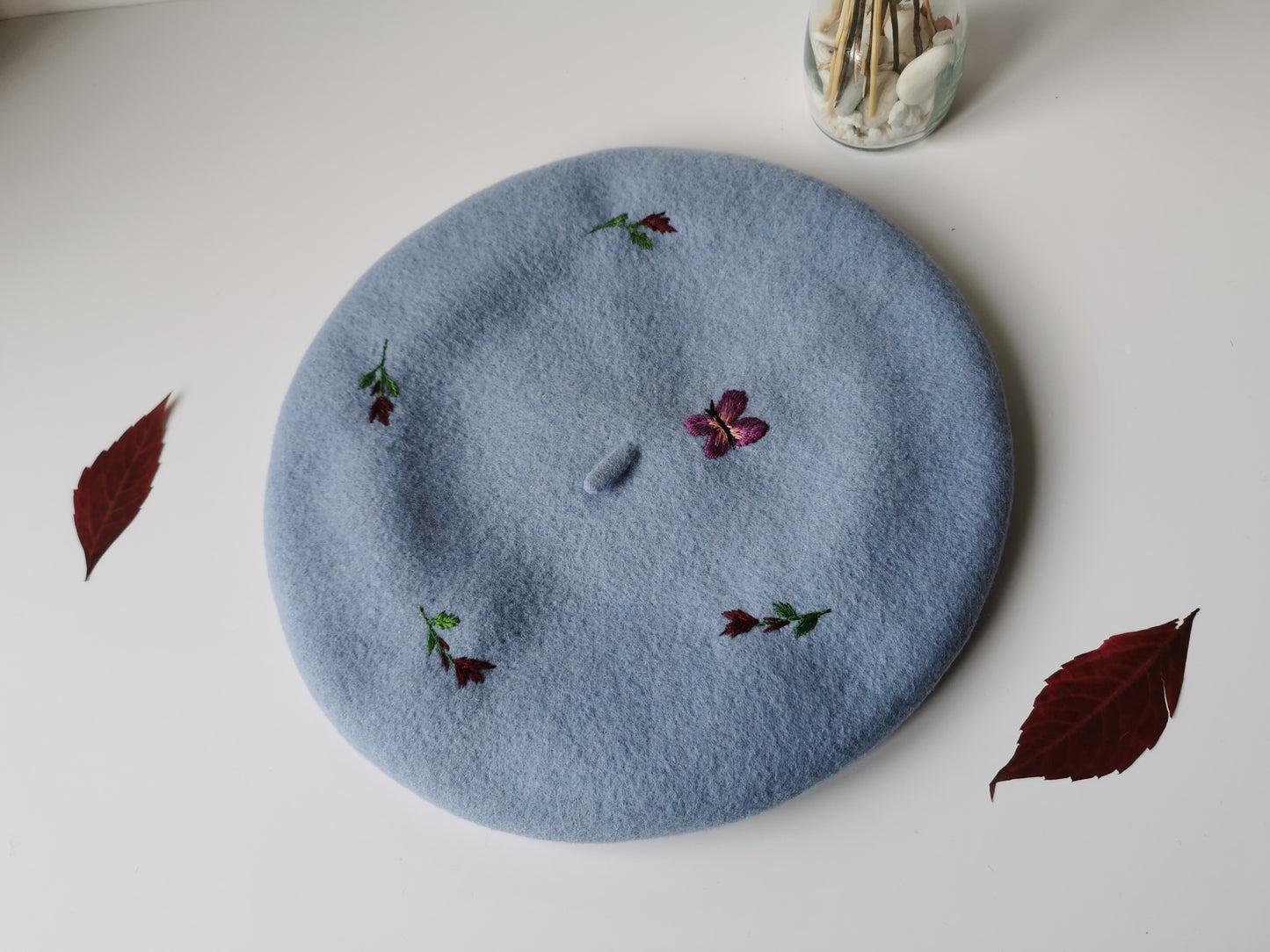 Beretă baby blue brodată cu fluture şi flori