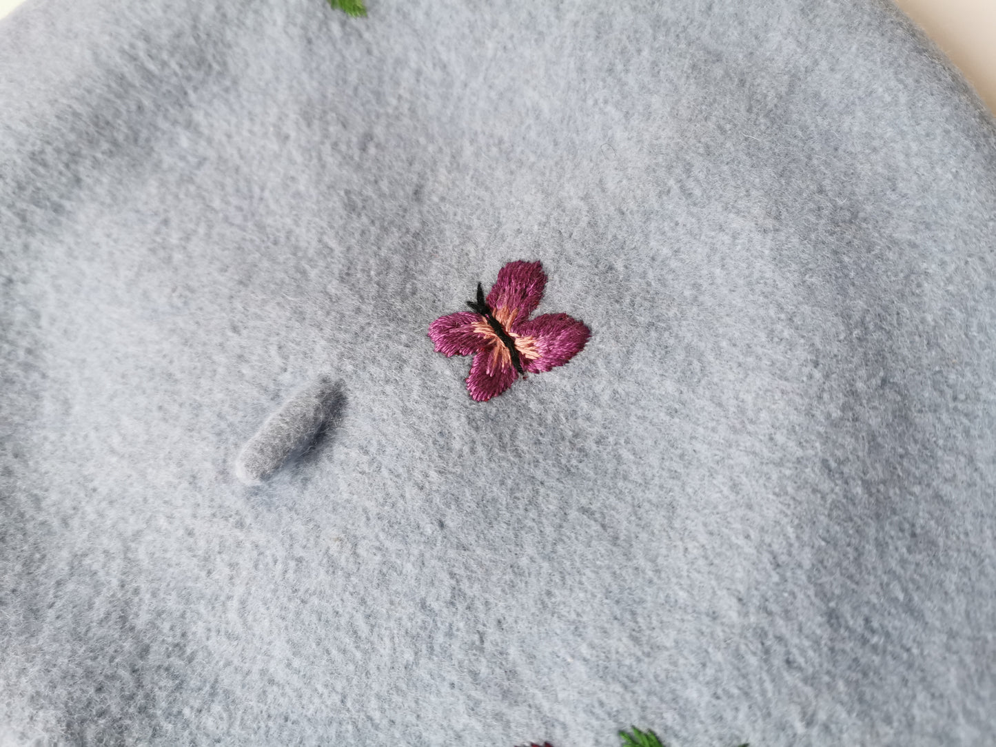 Beretă baby blue brodată cu fluture şi flori