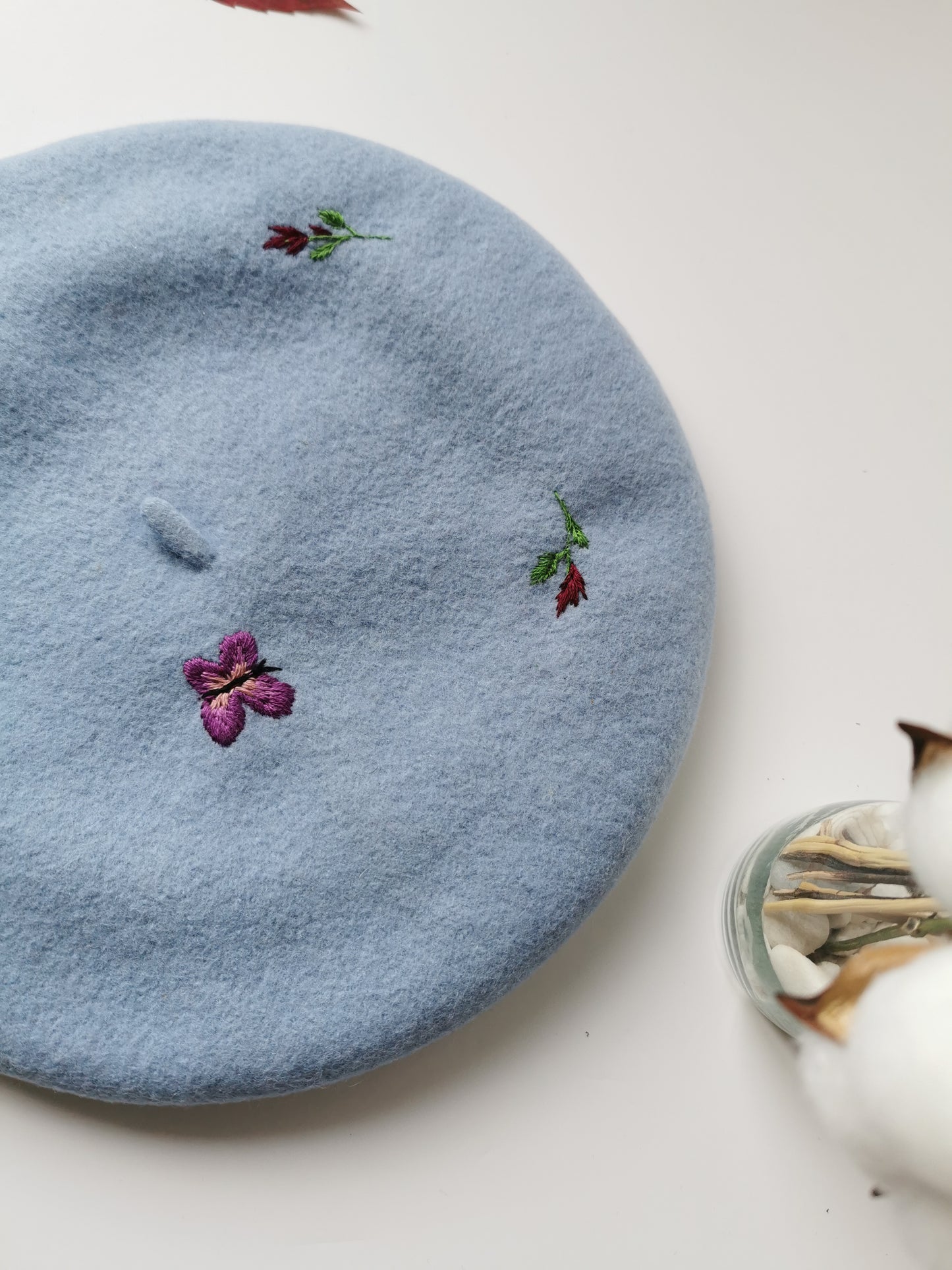Beretă baby blue brodată cu fluture şi flori