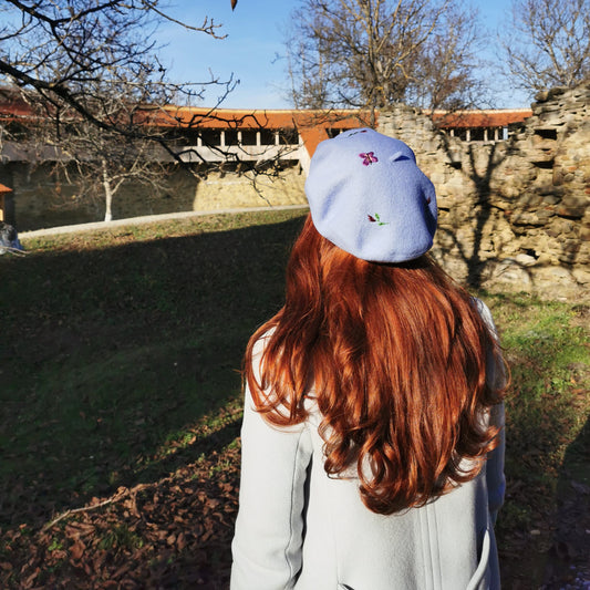 Beretă baby blue brodată cu fluture şi flori